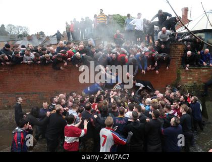 Le Royal Shrovetide Football match se joue entre les villageois d'Ashbourne dans le Derbyshire depuis 1667. Un côté est connu sous le nom d'Upards et l'autre côté sous le nom de Downards. Chaque équipe tente de ramener le ballon à son propre but pour marquer. Le crédit photo devrait se lire : Cameron Smith/Sportimage crédit : Sportimage Ltd/Alamy Live News Banque D'Images