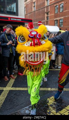 Londres. UK- 02.11.2024. Tête de lion effrontée utilisée par un groupe d'enfants pour danser le lion lors du défilé de célébration du nouvel an chinois à China Tow Banque D'Images