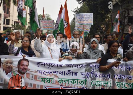 Kolkata, Bengale occidental, Inde. 13 février 2024. Le Congrès national indien organise une marche de protestation de la place Subodh Mullick au quartier général de la police de Kolkata à Lalbazar, condamnant les prétendus troubles et les viols de femmes signalés à Sandeshkhali, Sundarbans, ainsi que les échecs perçus des administrations policières. Le parti exige avec véhémence l'arrestation de Shaik Shajahan, un dirigeant local du Congrès Trinamool, et d'autres membres du TMC impliqués dans les incidents. Alors que les échos de la dissidence résonnent dans les rues, les manifestants soulignent la nécessité immédiate de justice et de rendre des comptes. Le rallye UDE Banque D'Images