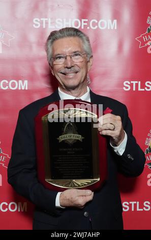 Collinsville, États-Unis. 16 février 2024. Dewayne Staats, présentateur de baseball par pièce pour les Rays de Tampa Bay depuis 26 ans, tient sa plaque après avoir été intronisé dans les offerts Louis Sports Hall of Fame à Collinsville, Illinois, le lundi 12 février 2024. Staats a convoqué plus de 7000 matchs, dont les Astros de Houston, les Cubs de Chicago et les Yankees de New York. Photo de Bill Greenblatt/UPI crédit : UPI/Alamy Live News Banque D'Images