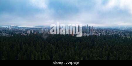 Bâtiments urbains dans Metrotown, Burnaby, Vancouver, BC, Canada. Matin nuageux Banque D'Images