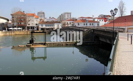 Verrouiller sur le barrage près du vieux pont, Ponte Velha, sur la rivière Nabanus, dans la vieille ville, Tomar, Portugal Banque D'Images