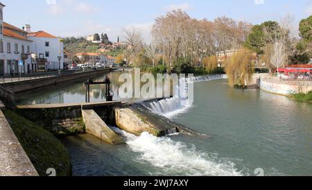 Verrouiller sur le barrage près du vieux pont, Ponte Velha, sur la rivière Nabanus, dans la vieille ville, Tomar, Portugal Banque D'Images