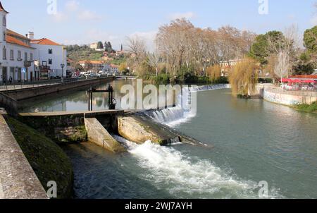 Verrouiller sur le barrage près du vieux pont, Ponte Velha, sur la rivière Nabanus, dans la vieille ville, Tomar, Portugal Banque D'Images