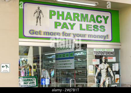 Cabo San Lucas. Mexique - 14 janvier 2024 : entrée dans l'une des nombreuses pharmacies de la station vendant des médicaments en vente libre aux touristes. Banque D'Images