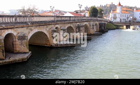 Le vieux pont, Ponte Velha, le plus grand pont de pierre du Portugal, à travers le fleuve Nabanus, dans la vieille ville, Tomar, Portugal Banque D'Images