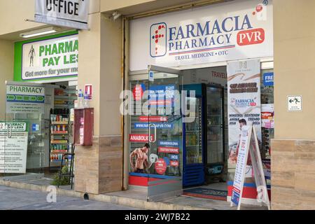 Cabo San Lucas. Mexique - 14 janvier 2024 : deux des nombreuses pharmacies du complexe vendent des médicaments en vente libre aux touristes. Banque D'Images