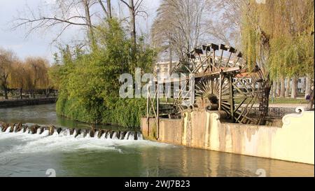 Réplique de l'ancienne roue hydraulique en bois typique de la région du fleuve Nabao, utilisée pour l'irrigation et les moulins à eau, installée en 2011, Tomar, Portugal Banque D'Images