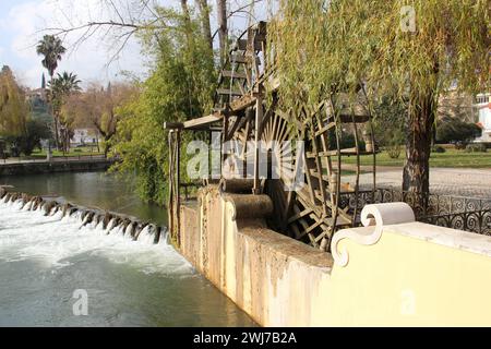 Réplique de l'ancienne roue hydraulique en bois typique de la région du fleuve Nabao, utilisée pour l'irrigation et les moulins à eau, installée en 2011, Tomar, Portugal Banque D'Images