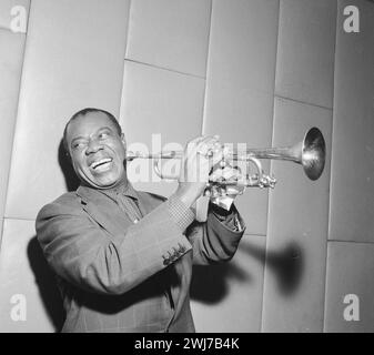 Amsterdam, pays-Bas. 29 octobre 1955. Louis Armstrong pose avec un sourire de trompette lors de la visite d'Amsterdam Banque D'Images