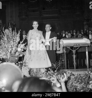 Amsterdam, pays-Bas. 11 juillet 1959. Concert de Maria Callas au Concertgebouw d'Amsterdam, Maria Callas sur scène pour les applaudissements Banque D'Images