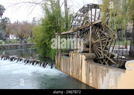 Réplique de l'ancienne roue hydraulique en bois typique de la région du fleuve Nabao, utilisée pour l'irrigation et les moulins à eau, installée en 2011, Tomar, Portugal Banque D'Images