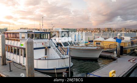 Bateaux et yachts dans le port de Marina del Rey, Californie, au coucher du soleil, les bateaux ancrés aux quais dans l'après-midi près de Los Angeles Banque D'Images