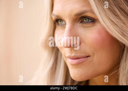 Gros plan Portrait de beauté de femme mature souriante sur fond naturel Banque D'Images