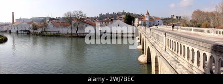 Rivière Nabanus, au sud du Vieux Pont, Ponte Velha, vue sur l'ancien quartier industriel sur la rive droite de la rivière, Tomar, Portugal Banque D'Images