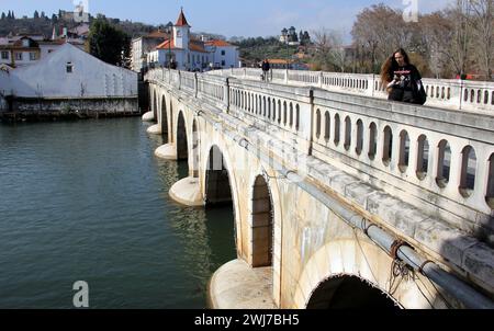 Le vieux pont, Ponte Velha, le plus grand pont de pierre du Portugal, à travers le fleuve Nabanus, dans la vieille ville, Tomar, Portugal Banque D'Images