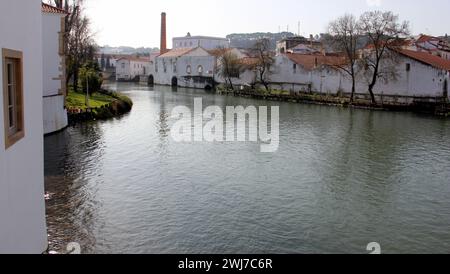 Rivière Nabanus, au sud du Vieux Pont, Ponte Velha, vue sur l'ancien quartier industriel sur la rive droite de la rivière, Tomar, Portugal Banque D'Images