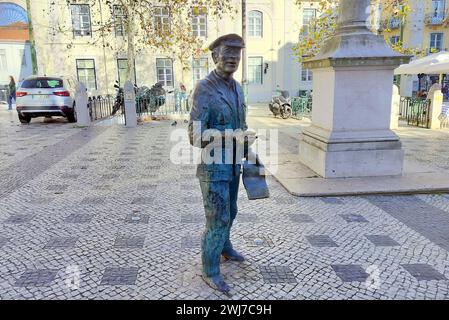 'O Cauteleiro', statue en bronze d'un vendeur de billets de loterie, au Largo Trindade Coelho dans le Chiado, Lisbonne, Portugal Banque D'Images