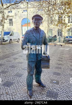 'O Cauteleiro', statue en bronze d'un vendeur de billets de loterie, au Largo Trindade Coelho dans le Chiado, Lisbonne, Portugal Banque D'Images