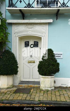 La porte d'entrée intéressante du bâtiment classé Grade 2, Morroco House situé à Bayard's Cove, Dartmouth, Devon. Banque D'Images