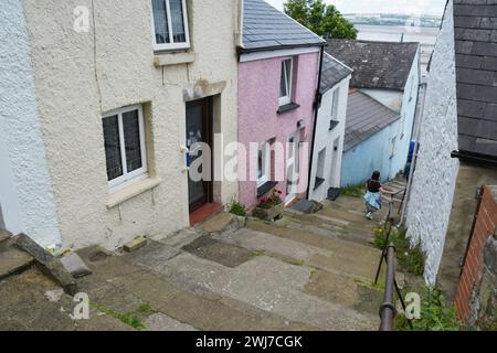 Cottages colorés construits sur une pente raide dans un village sur les Mumbles près de Swansea dans le sud du pays de Galles. Banque D'Images