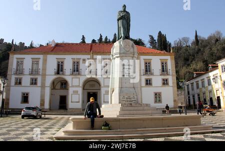 Monument à Gualdim Pais, fondateur de la ville, sur la place de la République, bâtiment de la mairie en arrière-plan, Tomar, Portugal Banque D'Images