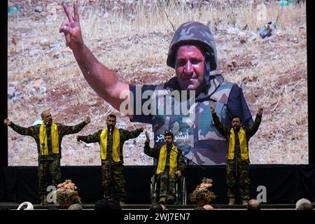 Beyrouth, Liban. 13 février 2024. Des combattants du Hezbollah blessés assistent à un événement marquant la « Journée des combattants de résistance blessés ». Crédit : Marwan Naamani/dpa/Alamy Live News Banque D'Images