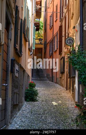 Les rues pavées bordées de boutiques, les villas italiennes et les jardins parfumés, Bellagio est connu comme la perle du lac de Côme Banque D'Images