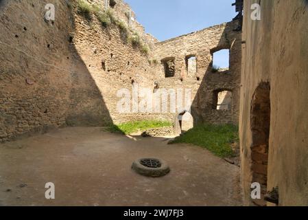 Château de Chojnik situé au-dessus de la ville de Sobieszów, dans le sud-ouest de la Pologne Banque D'Images