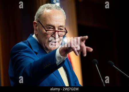 Washington, États-Unis. 13 février 2024. Le chef de la majorité au Sénat Chuck Schumer (d-NY) fait des gestes lors de la conférence de presse au Capitole des États-Unis. Crédit : SOPA images Limited/Alamy Live News Banque D'Images