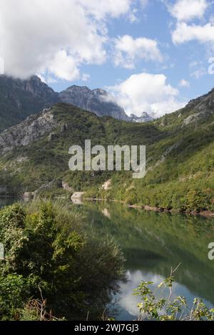 Le lac Jablanicko dans les Alpes dinariques en Bosnie-Herzégovine est sur la route principale de Sarajevo à Mostar. Banque D'Images