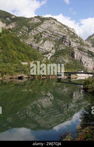 Un bus traverse un pont sur le lac Jablanicko dans les Alpes dinariques en Bosnie-Herzégovine, sur la route principale de Sarajevo à Mostar. Banque D'Images