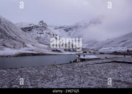 Tignes, France : une chute de neige mi-octobre en fin de journée dépoussière le paysage autour de la station de Tignes Val Claret au bord du lac de Tignes. Banque D'Images