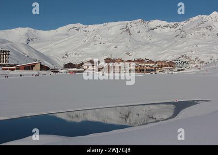 Tignes, France : une petite partie du lac de Tignes reste dégagée en hiver, reflétant les montagnes environnantes. Banque D'Images