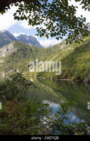 Le lac Jablanicko dans les Alpes dinariques en Bosnie-Herzégovine est sur la route principale de Sarajevo à Mostar. Banque D'Images