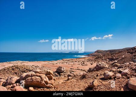 Paysage de falaises côtières basses avec des rochers du Crétacé le long du Mushroom Rock Trail, parc national de Kalbarri, Australie occidentale Banque D'Images