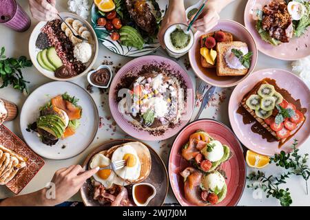 Concept brunch Choice Crowd Food. Petit déjeuner familial ou brunch servi sur une table. Vue aérienne Banque D'Images