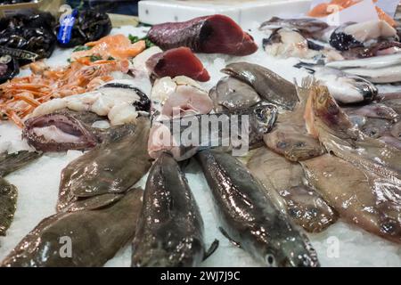 Marchandise d'un étal de poisson de l'ancien marché central d'Abaceria à Barcelone Banque D'Images