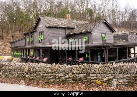 Loretto, Kentucky - 26 janvier 2024 : vue sur la ferme Star Hill, les fabricants Mark Bourbon Whiskey distillerie et le campus le long de la piste bourbon dans la campagne K Banque D'Images