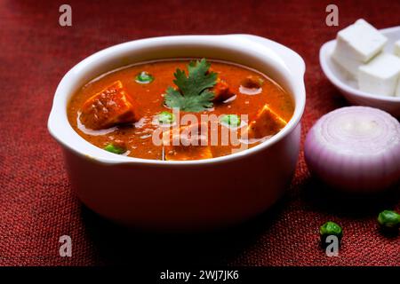 Paneer Butter Masala, servi avec ou sans roti et riz, menu indien populaire déjeuner / dîner dans les mariages ou les fêtes. Banque D'Images
