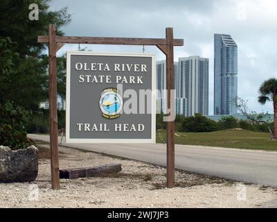 Miami, Floride, États-Unis - 27 janvier 2024 : panneau de départ du sentier dans le parc d'État d'Oleta River. Sunny Isles Beach bâtiments en arrière-plan. Banque D'Images