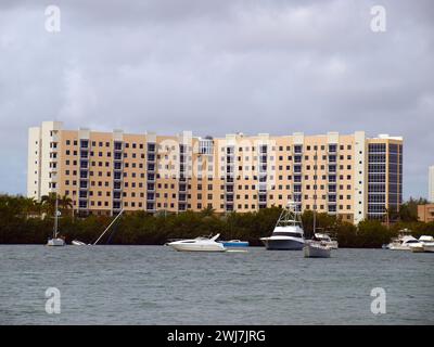 Miami, Floride, États-Unis - 27 janvier 2024 : construction de logements dans le campus de Biscayne Bay de l'Université internationale de Floride. Banque D'Images