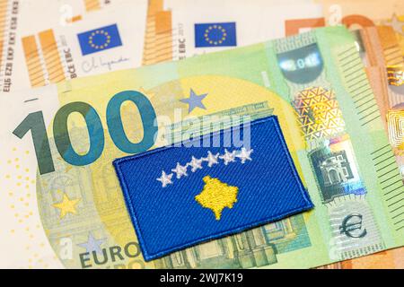 Le drapeau du Kosovo dans le contexte de la monnaie commune de l'Union européenne, le concept de l'adhésion du Kosovo à la zone euro, en gros plan Banque D'Images