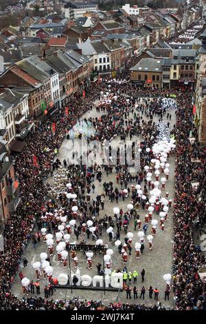 Binche, Belgique. 13 février 2024. Vue aérienne photo prise avec un drone lors du carnaval dans les rues de Binche, mardi 13 février 2024. La tradition du carnaval de Binche est l’une des plus anciennes et représentatives de la Wallonie et inscrite en 2008 sur la liste représentative du patrimoine culturel immatériel de l’humanité par l’UNESCO. BELGA PHOTO ERIC LALMAND crédit : Belga News Agency/Alamy Live News Banque D'Images