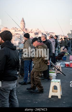 Sunset Serenity : la tradition intemporelle de la pêche nocturne à Istanbul Banque D'Images