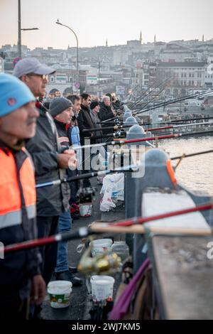 Sunset Serenity : la tradition intemporelle de la pêche nocturne à Istanbul Banque D'Images