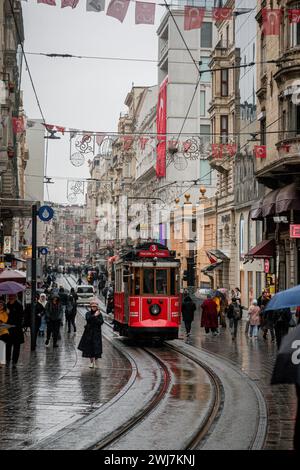 Rainy Rendezvous : le tramway rouge des rues humides d'Istanbul Banque D'Images