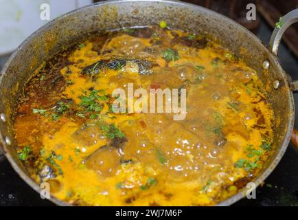 sauce de poisson bouillante fraîche cuite au chaudron à la maison le jour Banque D'Images