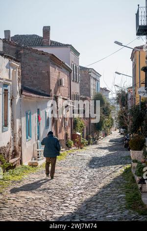 Dawn's Embrace : un voyage solitaire à travers les rues de l'éveil de Ayvalık Banque D'Images