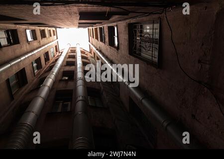 Photo de perspective de cour intérieure sombre, fond architectural abstrait pris dans le vieux quartier de Saint-Pétersbourg, Russie Banque D'Images